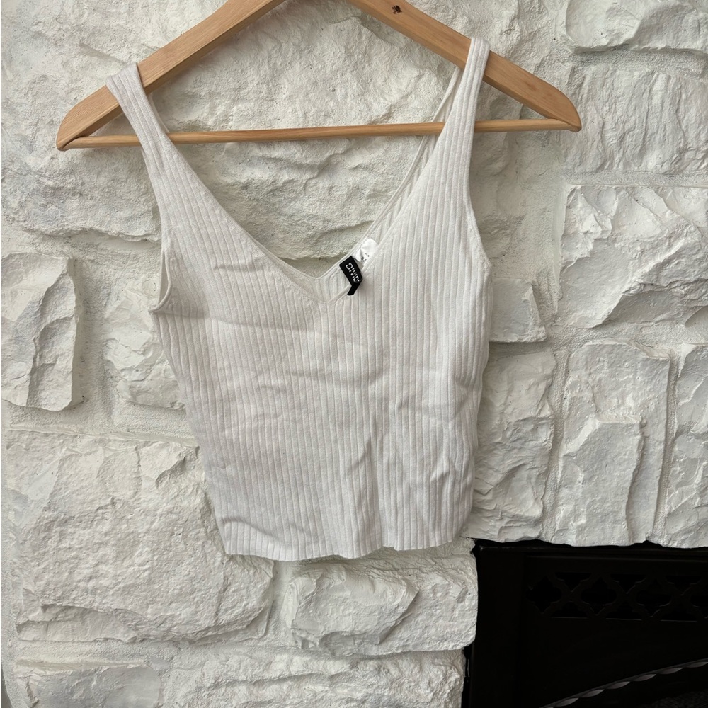 White knit V-neck divided tank top size small